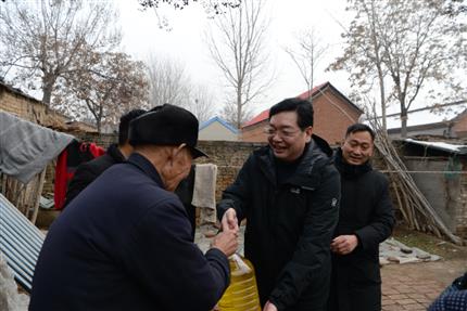 張明超春節(jié)前夕走訪(fǎng)慰問(wèn)后皇甫村